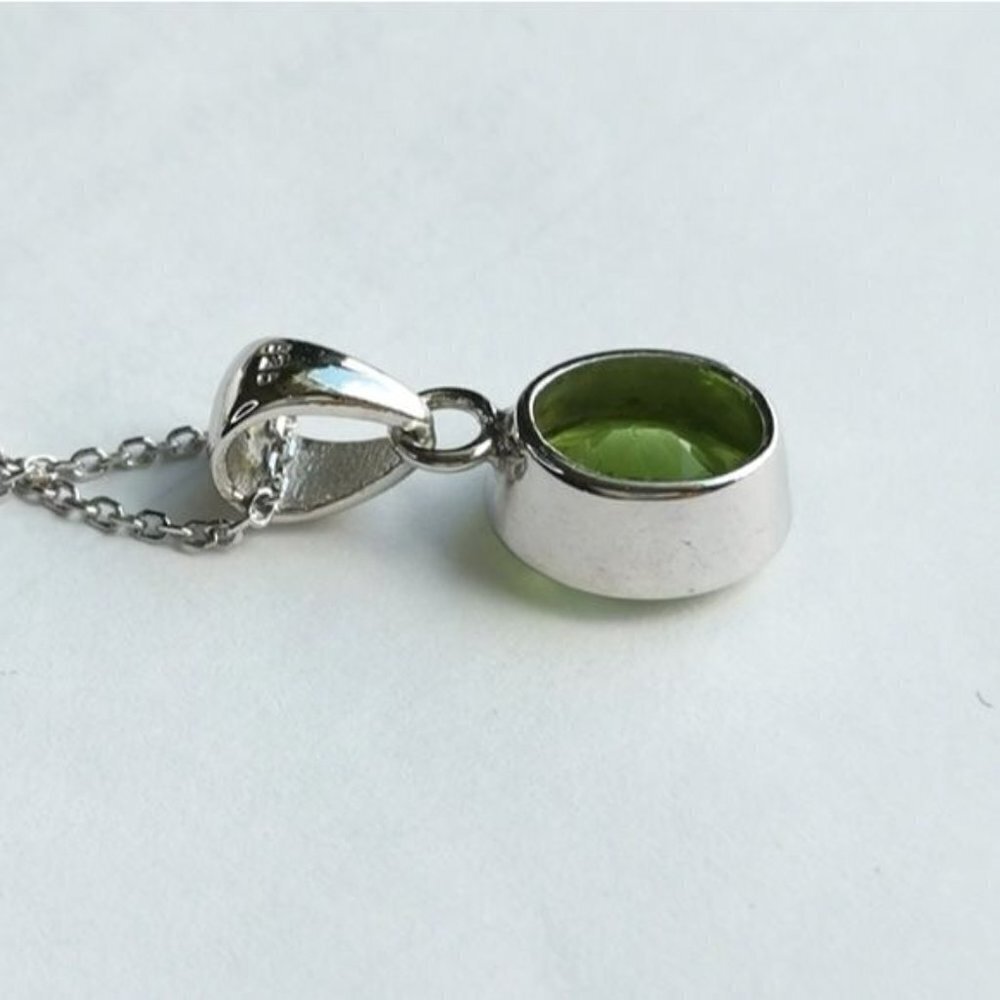 NEW  Deep cut Oval Peridot sterling silver pendant necklace - Picture 5 of 8